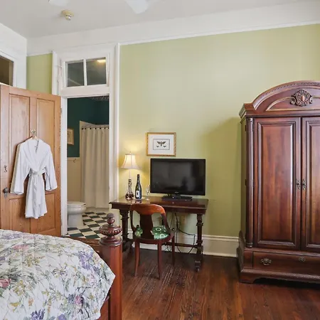 Maison Perrier Bed & Breakfast-2