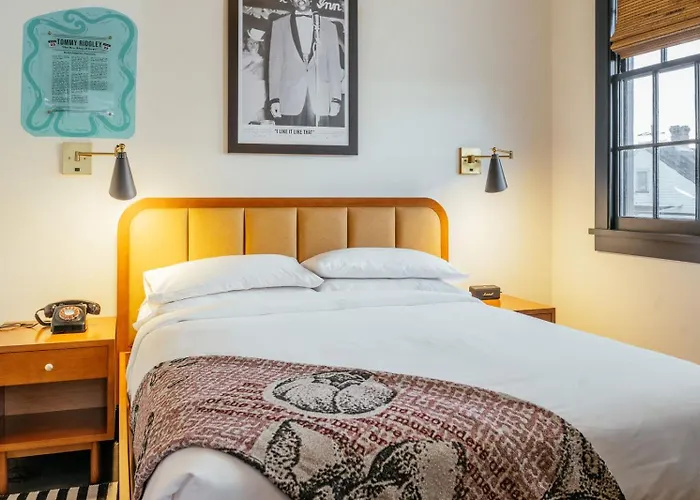 Hotels with pool Dew Drop Inn & Lounge