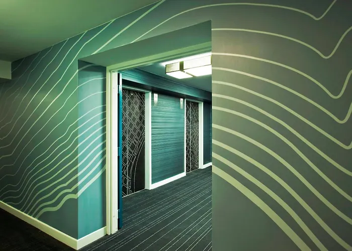 Hotels with pool Le Meridien New Orleans